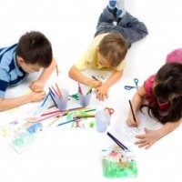 bambini-disegnano-a-terra